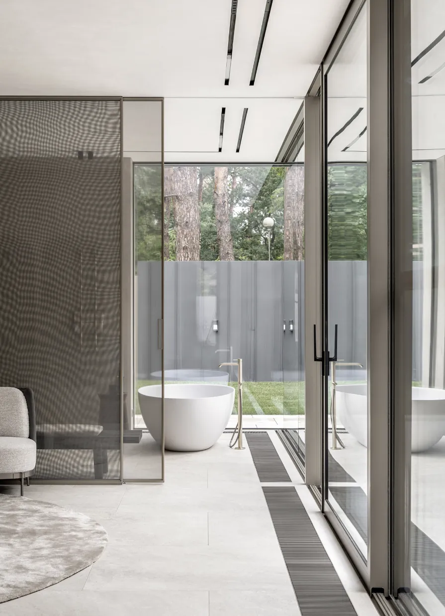 3L Residences: ванна кімната, відкрита до саду через скління Reynaers